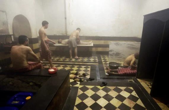 Séance de hammam traditionnel marocain, rituel de bien-être et tradition culturelle au Maroc
