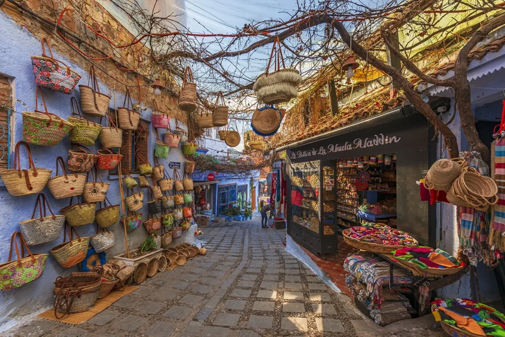 Souk artisanal marocain dans une ville emblématique, vitrine de l’artisanat marocain traditionnel
