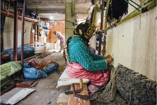 Tissage traditionnel amazigh réalisé à la main par une artisane au Maroc