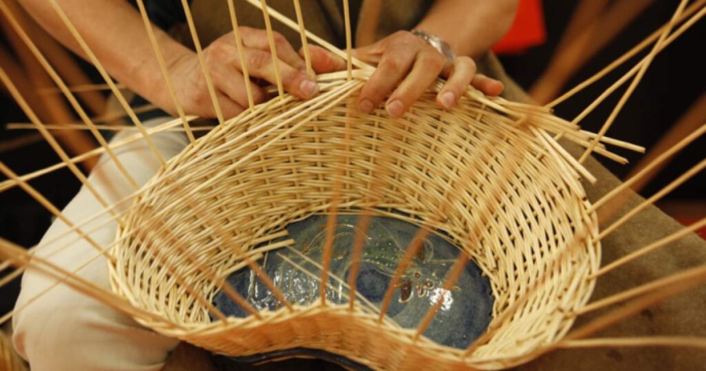 Artisan marocain pratiquant le tressage traditionnel, métier emblématique de l’artisanat marocain