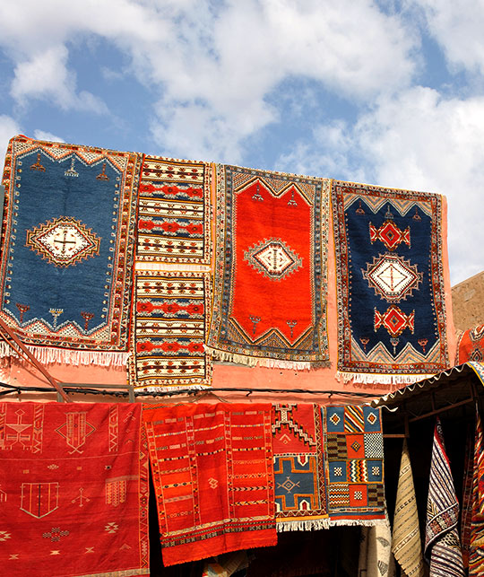 Tapis marocains traditionnels aux motifs amazighs, symbole de l’artisanat marocain