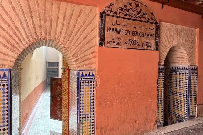 مدخل حمام مغربي تقليدي مزخرف بالزليج يعكس ثقافة الاستحمام والطقوس الاجتماعية
