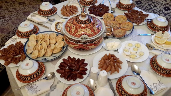 Table du ftour marocain avec des plats traditionnels du Ramadan