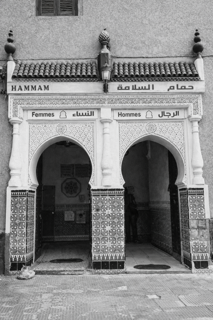 Façade d’un hammam traditionnel marocain