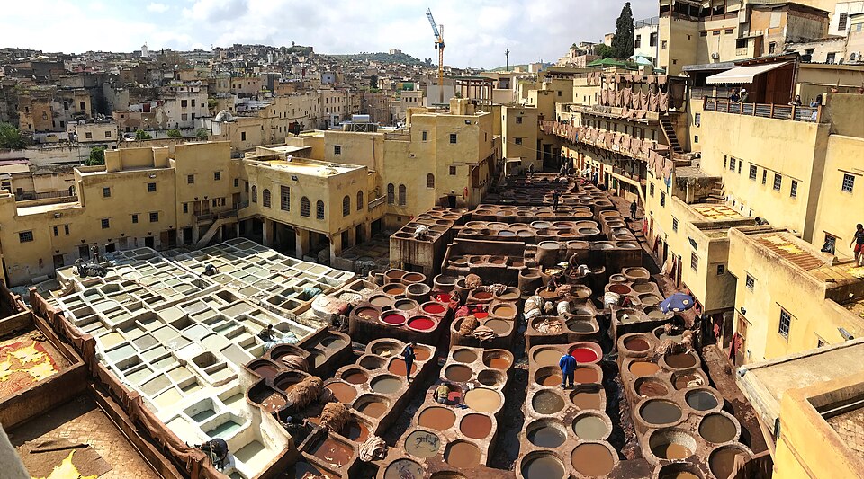 L’artisanat traditionnel du cuir marocain dans les tanneries historiques de Fès, mettant en valeur des techniques artisanales séculaires.