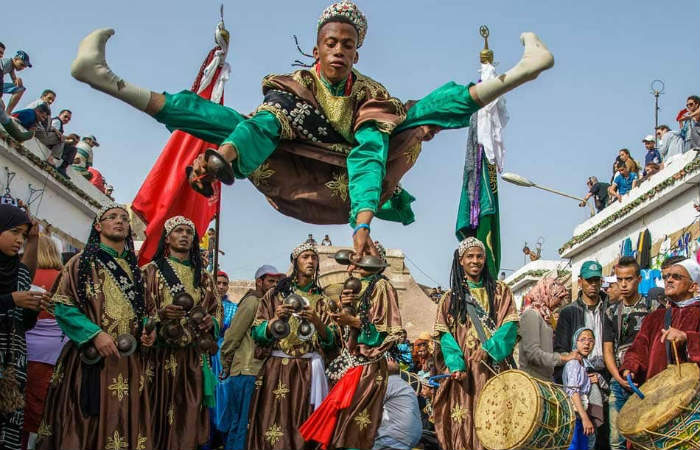 Spectacle de musique gnaoua au Maroc lors d’un festival traditionnel