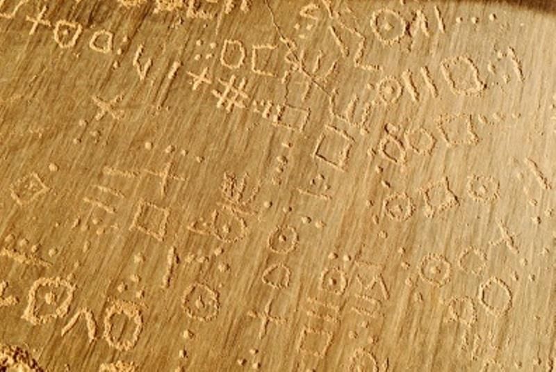 نقوش أمازيغية قديمة مكتوبة بحروف تيفيناغ محفورة على سطح صخري