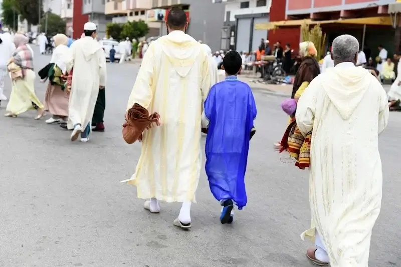 Marocains en djellaba dans la rue pendant l’ambiance du Ramadan et de l’Aïd