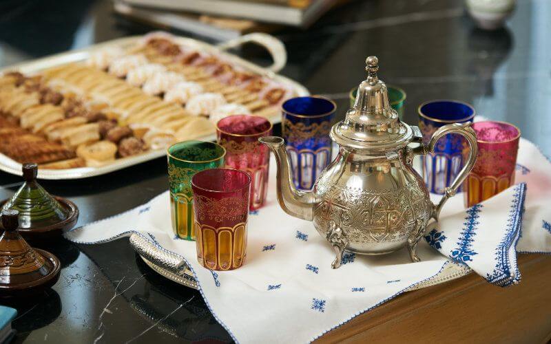 Thé marocain et pâtisseries traditionnelles pendant les soirées de Ramadan