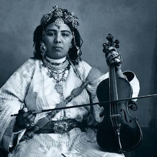 Musicien marocain en tenue traditionnelle avec instrument de musique ancienne