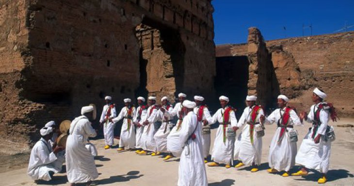 Groupe en tenue traditionnelle exécutant une danse amazighe au Maroc