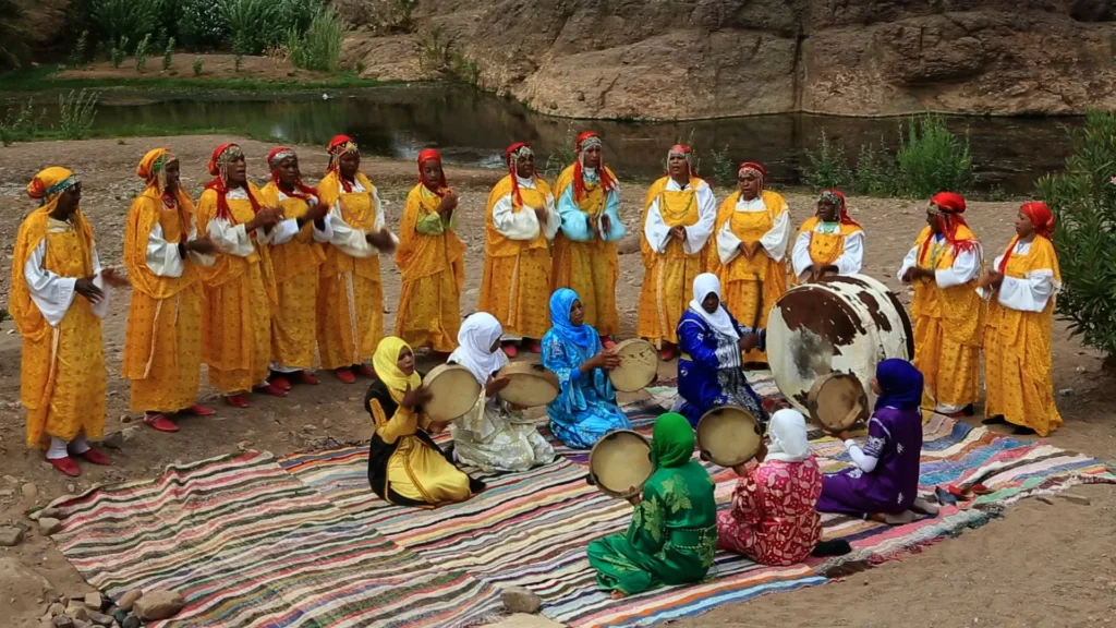 Femmes marocaines en tenue traditionnelle jouant des tambours lors d’un rituel culturel