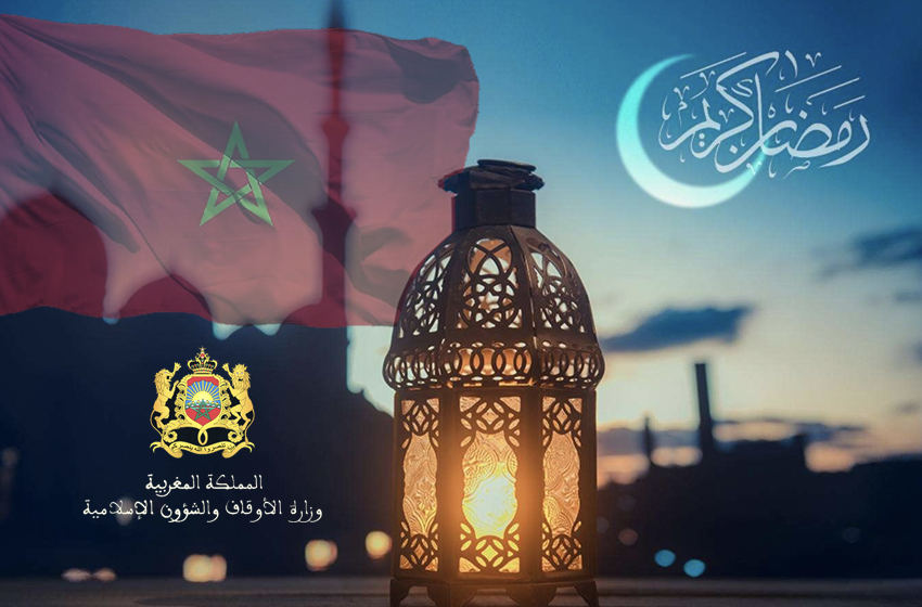 Lanterne de Ramadan et drapeau du Maroc illustrant l’ambiance du mois sacré