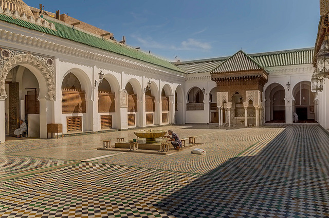 Cour d’un monument islamique au Maroc illustrant l’arrivée de l’islam et l’architecture arabo-musulmane

