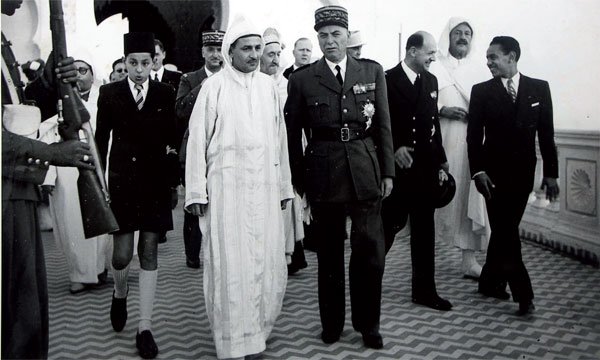 Scène historique de la période coloniale au Maroc montrant des autorités marocaines et françaises
