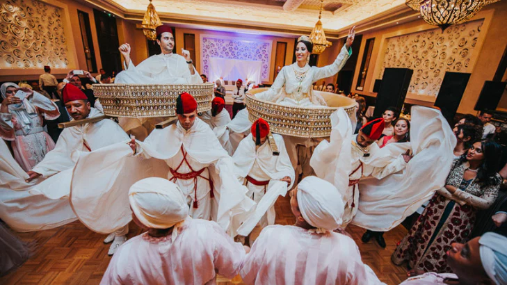 Cérémonie illustrant les traditions du mariage marocain avec amariya