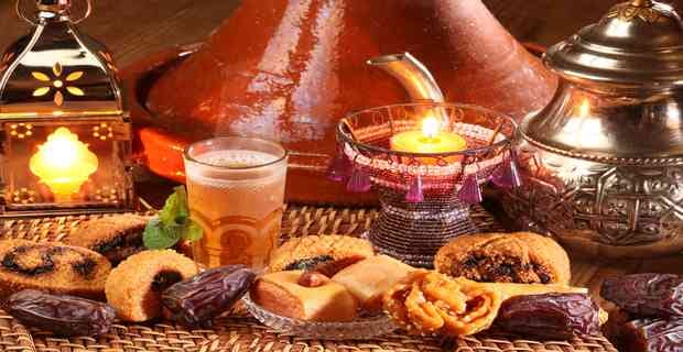 Cuisine marocaine traditionnelle avec tajine, thé à la menthe et pâtisseries marocaines