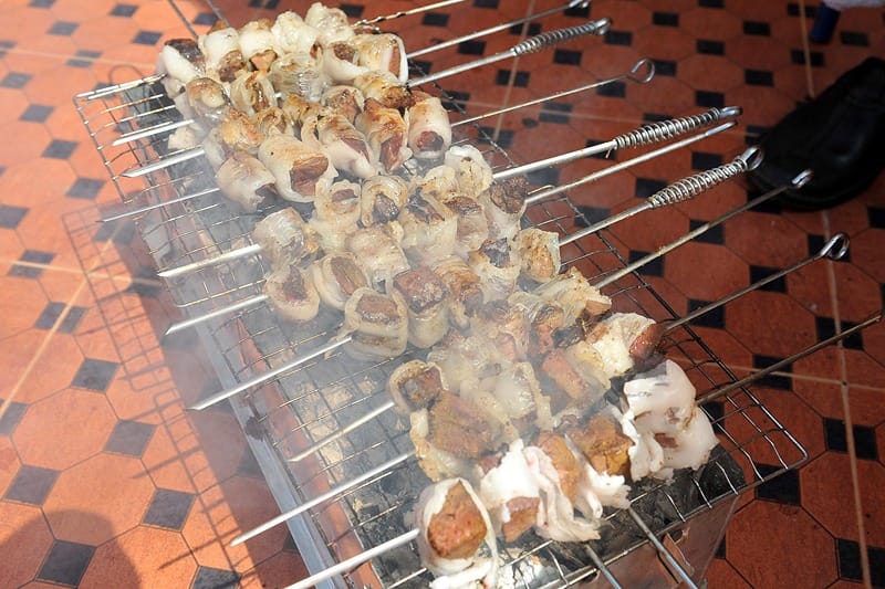 Plats traditionnels de l'Aïd Al Adha au Maroc — boulfaf, méchoui, kourdas