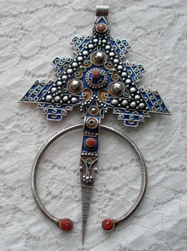 خلالة أمازيغية فضية كبيرة مزينة بالمينا الزرقاء والحمراء بتصميم مثلثي تقليدي