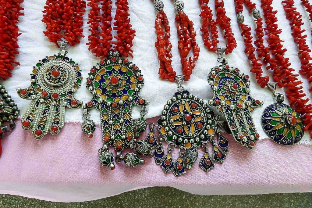حلي أمازيغية تقليدية مزينة بالمرجان الأحمر والمينا الملونة بتصاميم فضية تراثية