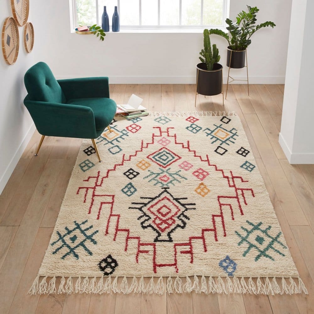 Symboles amazighs sur un tapis marocain aux motifs géométriques traditionnels