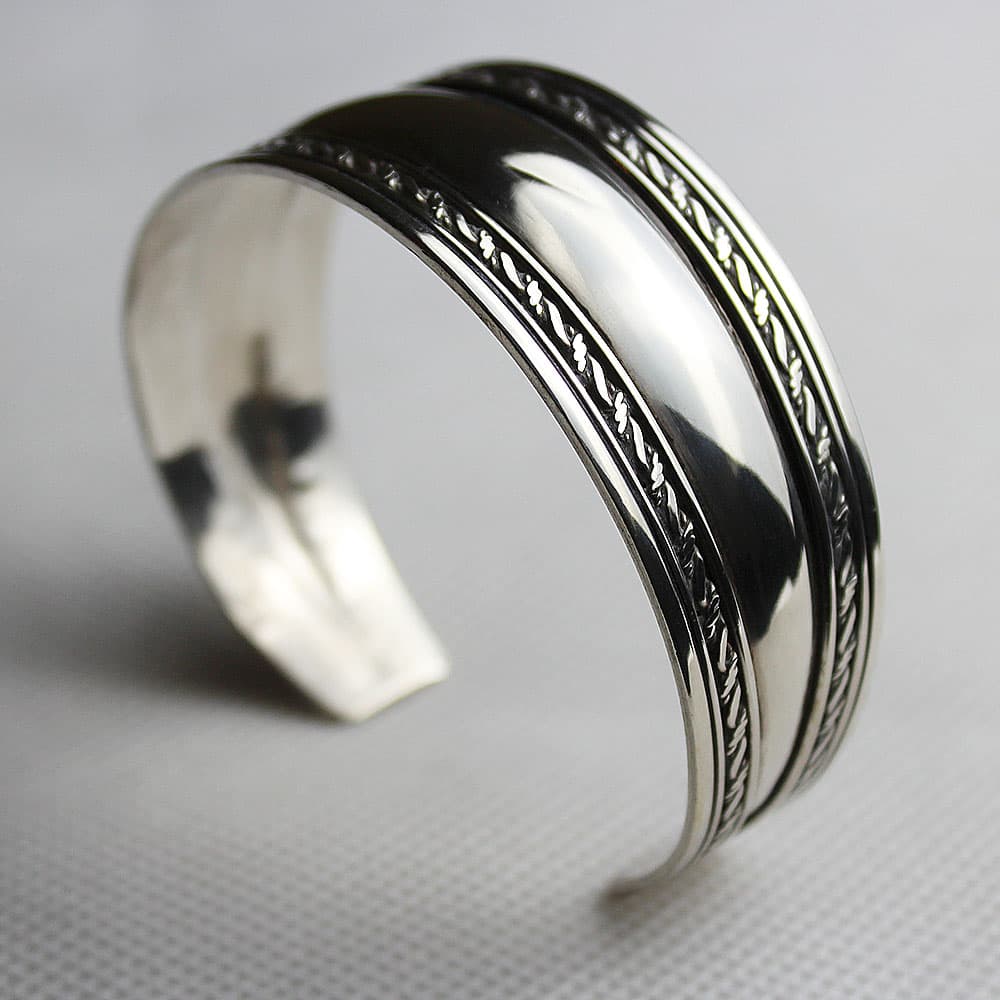 سوار أمازيغي فضي عريض مزين بنقوش دقيقة من الحلي التقليدية المغربية