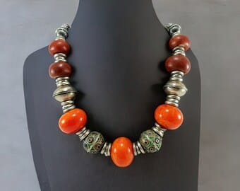 قلادة أمازيغية تقليدية بخرز أحمر وعناصر فضية من الحلي المغربية