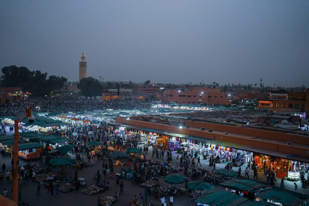 ساحة جامع الفنا ليلاً في مراكش، تراث عالمي لليونسكو منذ 2008
