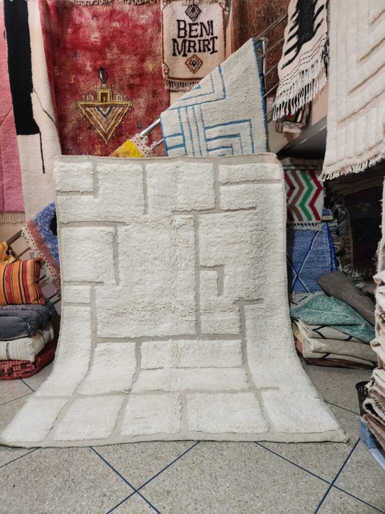 Tapis berbère marocain artisanal à motifs géométriques