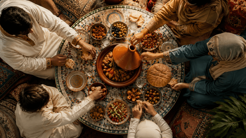 Gestes traditionnels marocains autour d’un repas familial avec tajine