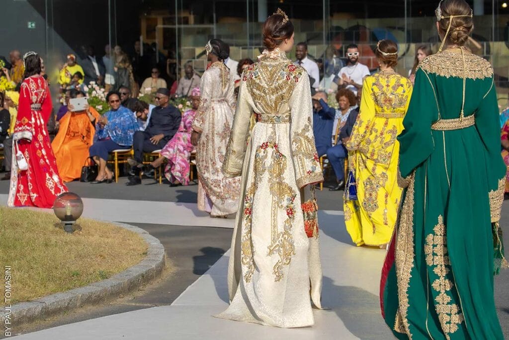 Défilé de caftans marocains brodés or et blanc — savoir-faire artisanal marocain inscrit au patrimoine UNESCO 2025