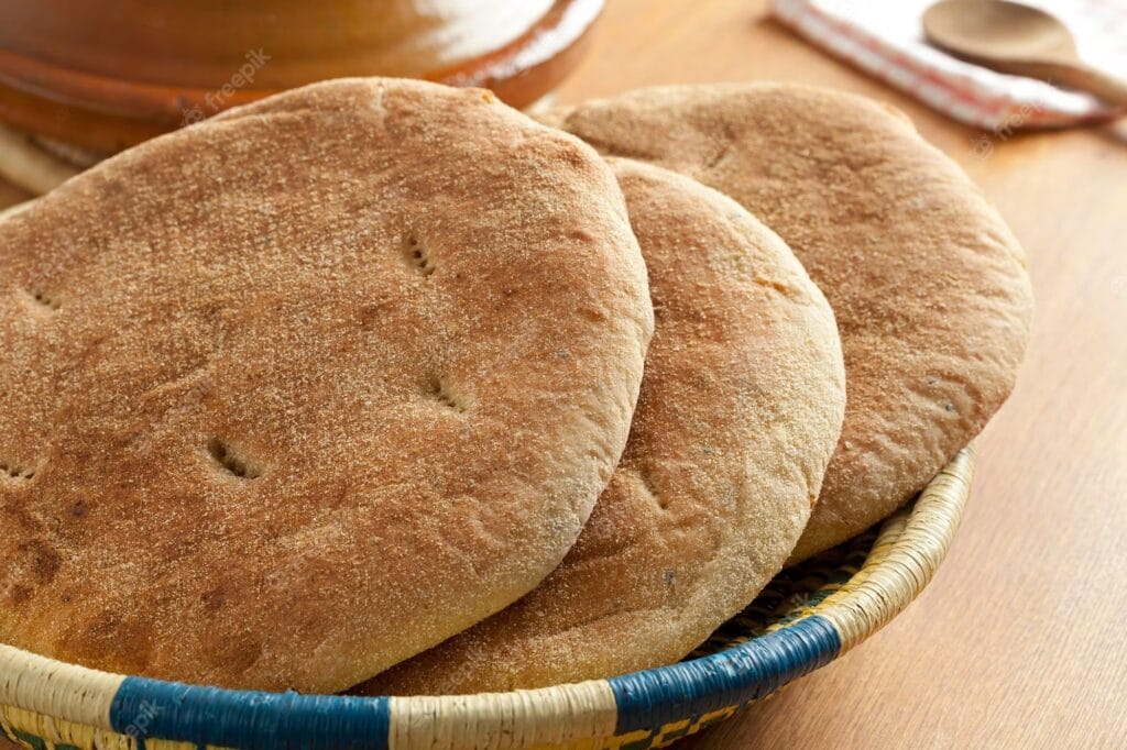 Pain marocain traditionnel servi dans un panier lors d’un repas familial
