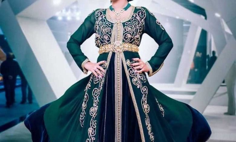 Caftan marocain vert émeraude avec broderies dorées et ceinture mdamma — takchita de cérémonie traditionnelle du Maroc