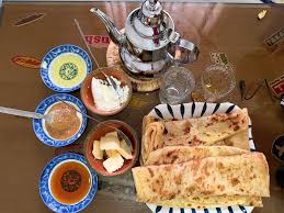 Petit-déjeuner marocain avec thé à la menthe, msemen, miel et huile d'olives