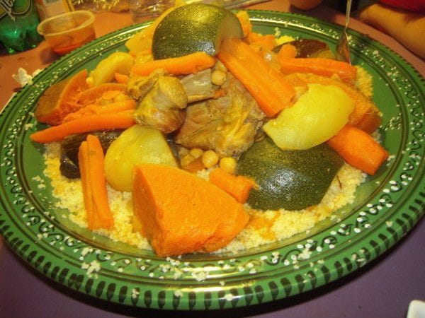 Couscous marocain traditionnel aux légumes servi dans un grand plat