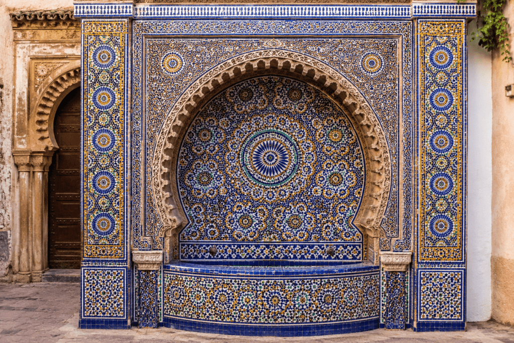 Fontaine marocaine couverte de zellige multicolore à Fès