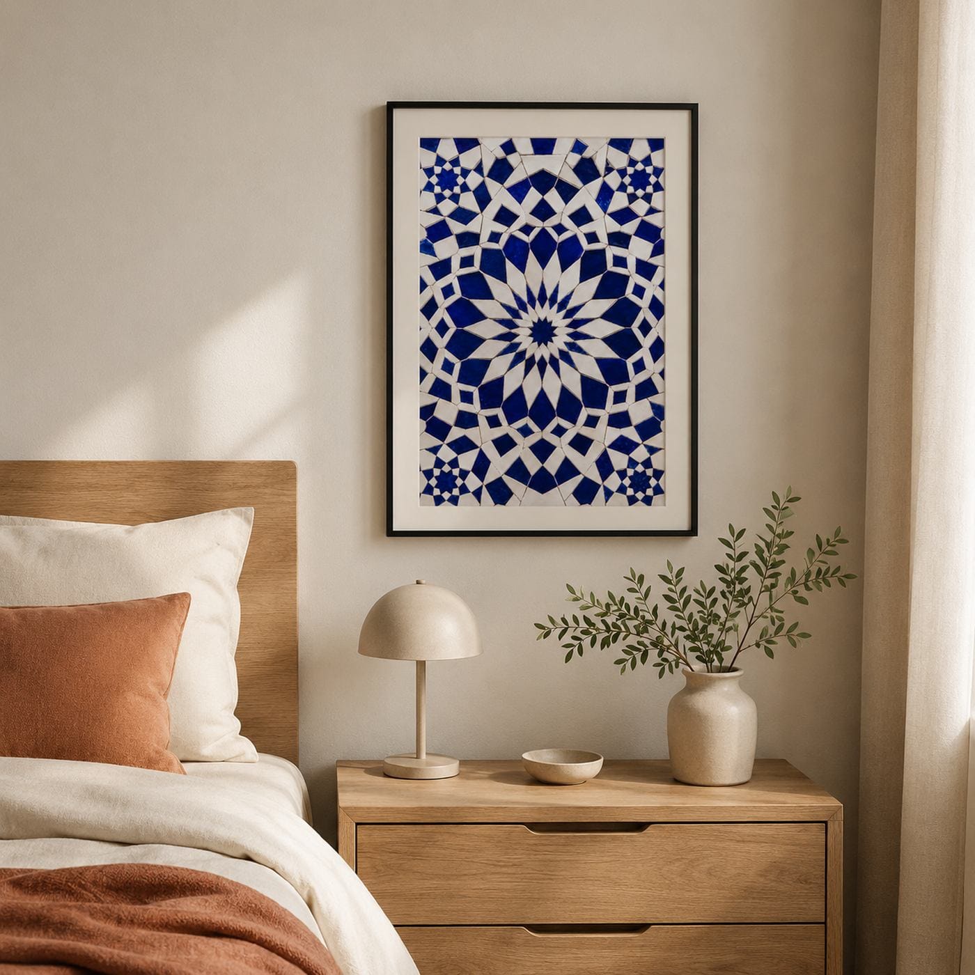Chambre épurée avec poster zellige au-dessus de la table de chevet