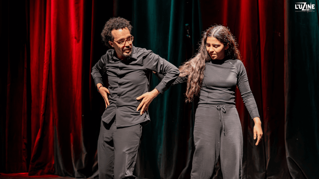 Comédiens de Zero Idée pendant une scène d’improvisation en darija